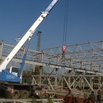 Кран демонтирует металлическую балку